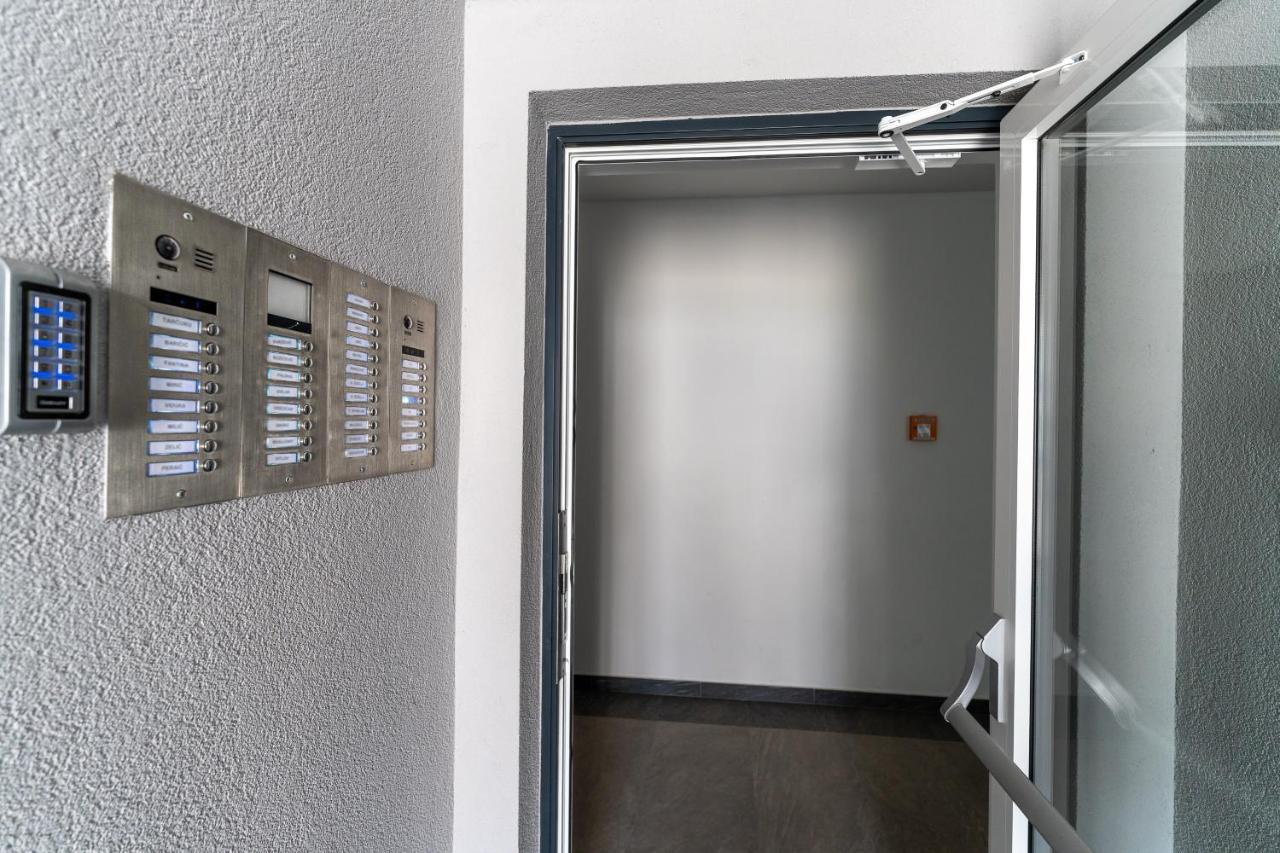 Apartment Roni + Besplatan Parking Zadar Dış mekan fotoğraf