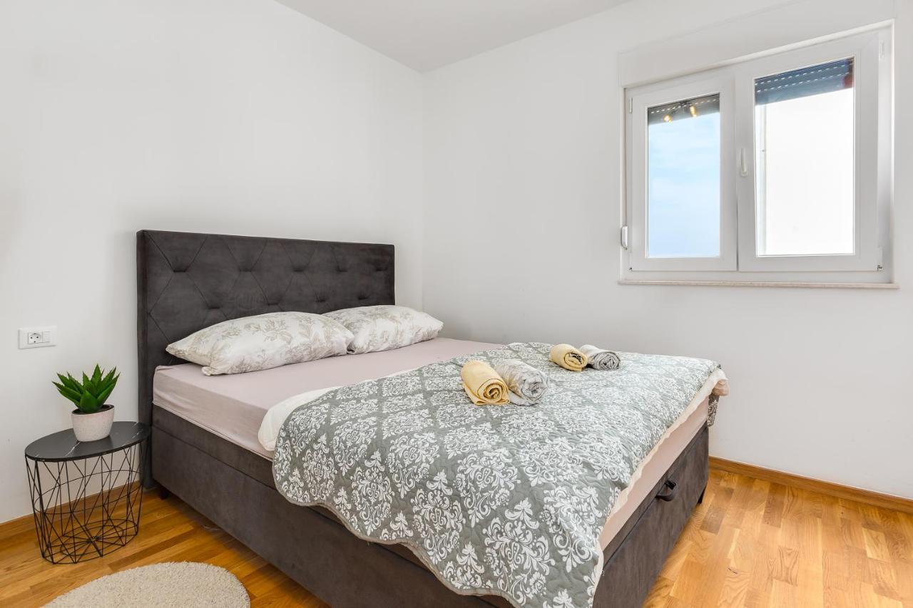 Apartment Roni + Besplatan Parking Zadar Dış mekan fotoğraf