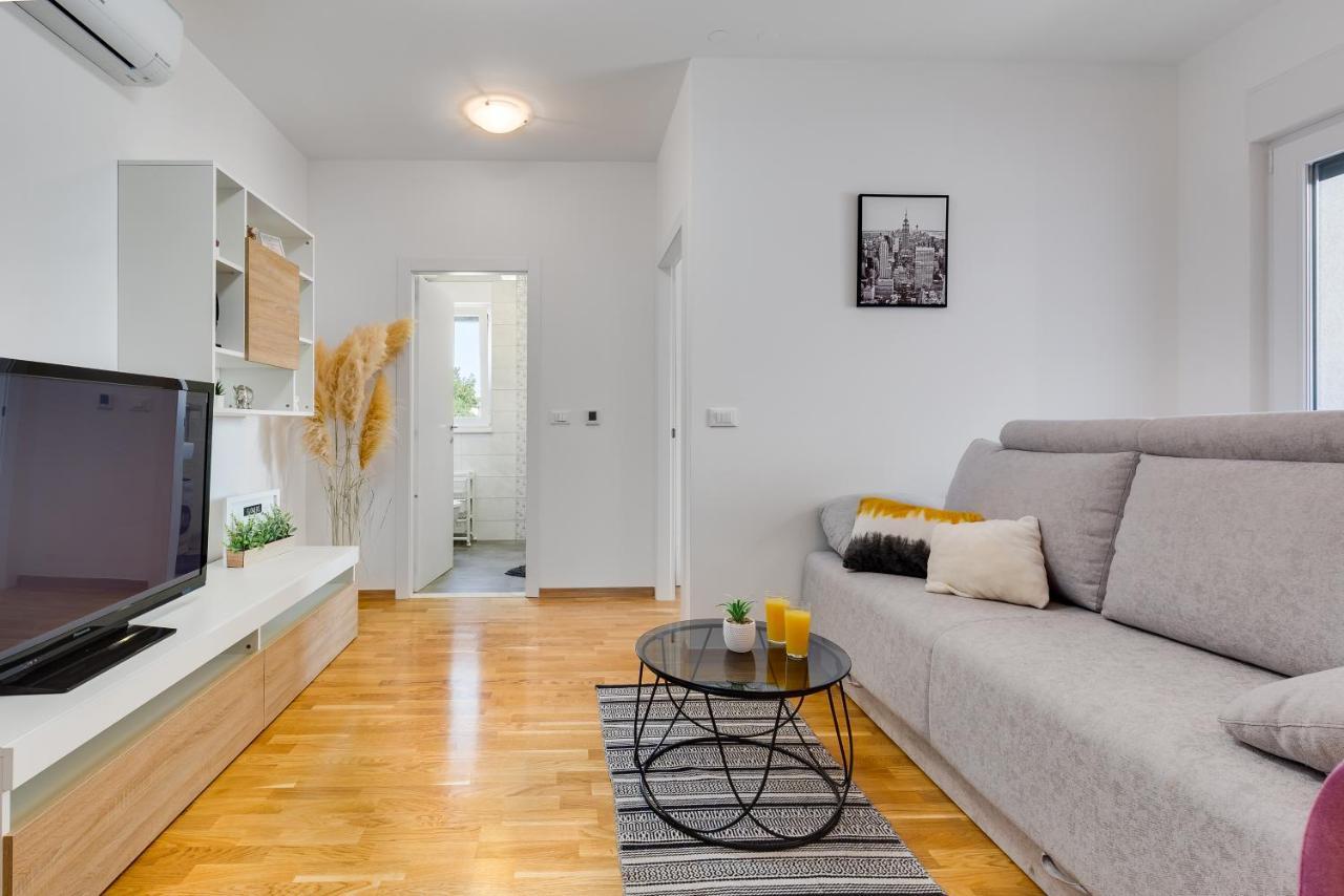 Apartment Roni + Besplatan Parking Zadar Dış mekan fotoğraf